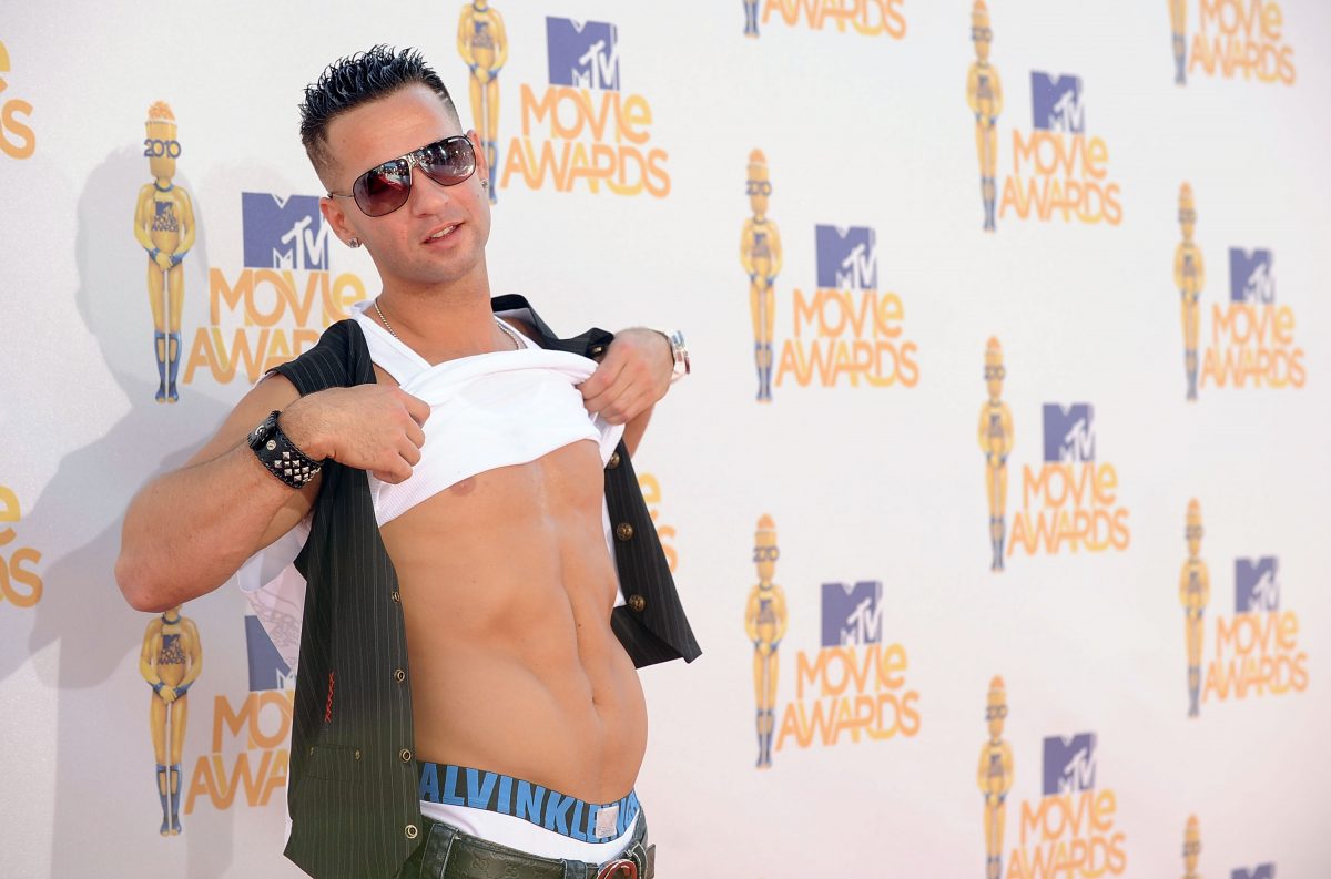 Mike 'The Situation' Sorrentino soulève sa chemise pour exposer ses abdos, ce qui a valu à la star de MTV son surnom