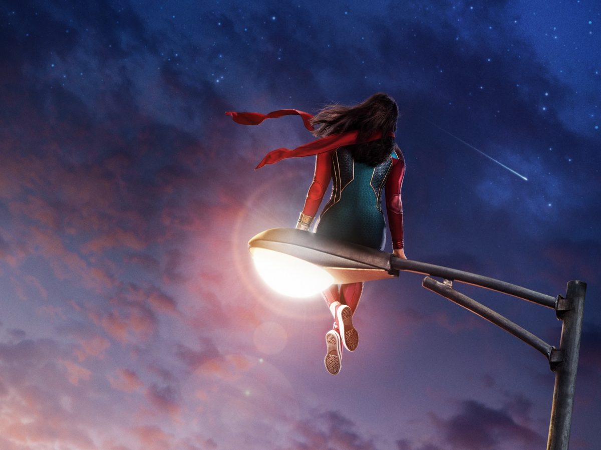 Le haut de l'affiche pour 'Ms.  Marvel », qui a une date de sortie en juin.  Il montre Kamala Khan assise sur un réverbère dans son costume.