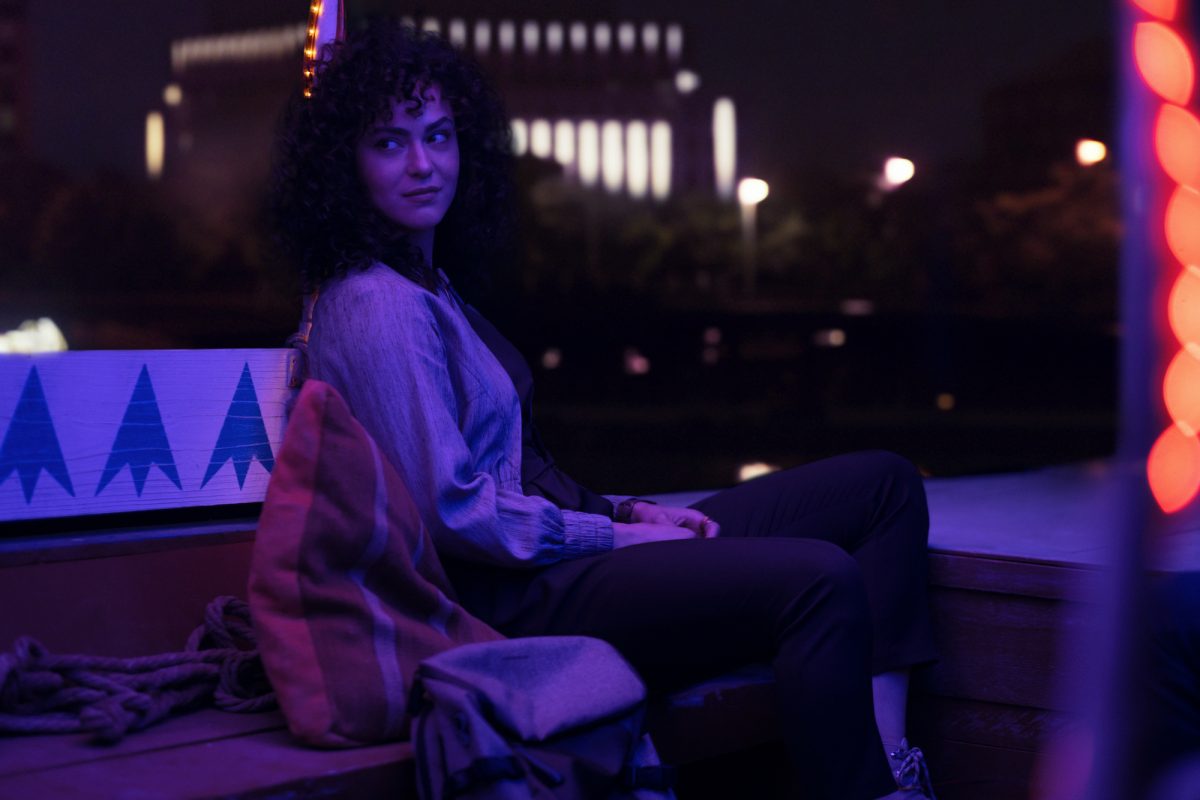 May Calamawy, qui joue le Scarlet Scarab dans l'épisode 6 de