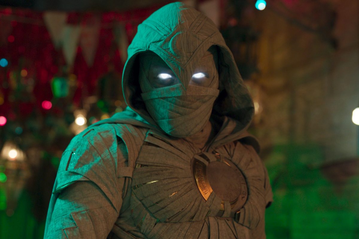 Oscar Isaac porte son costume blanc de Moon Knight dans la série MCU Disney+.