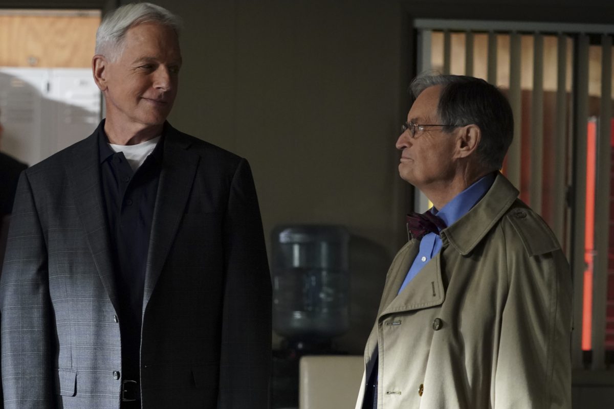 Mark Harmon et David McCallum se tiennent l'un à côté de l'autre lors d'une scène sur NCIS.