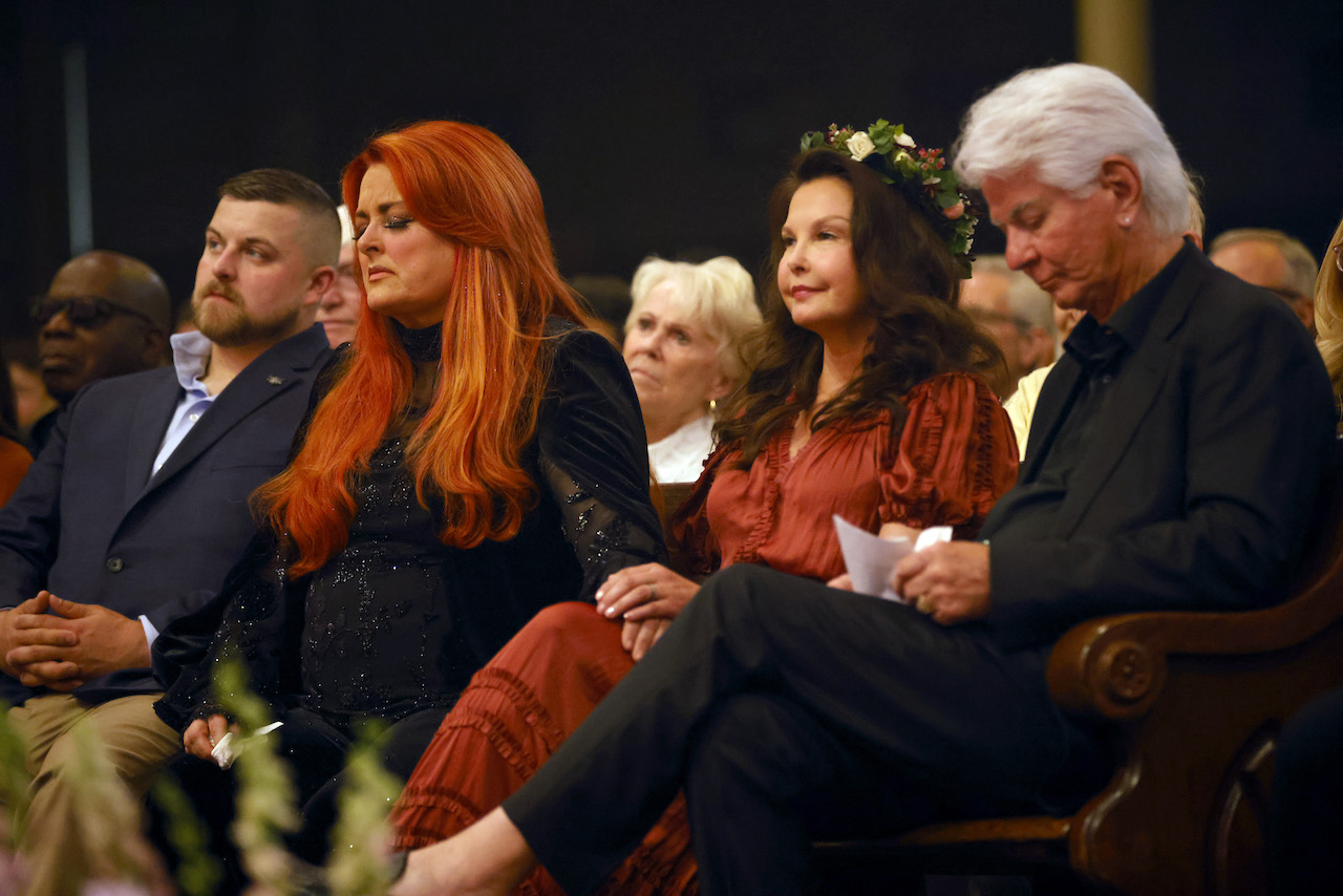 Wynonna Judd et Ashley Judd rendent hommage à Naomi Judd
