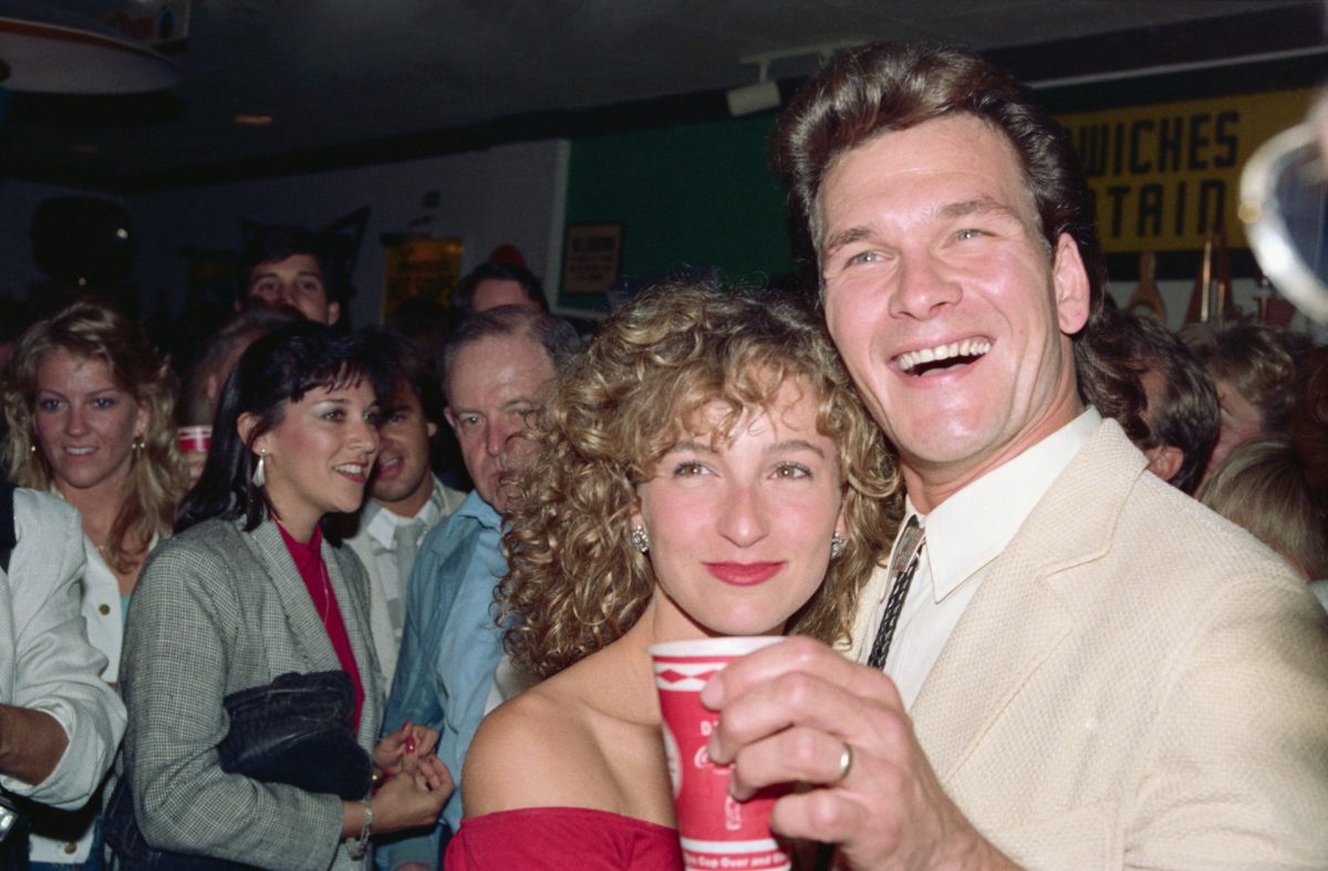 Jennifer Gray et Patrick Swayze rient ensemble lors d'un événement médiatique.