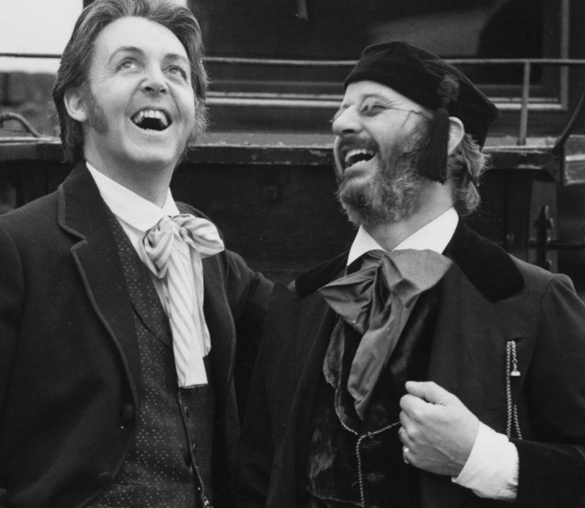 Paul McCartney et Ringo Starr des Beatles devant une calèche