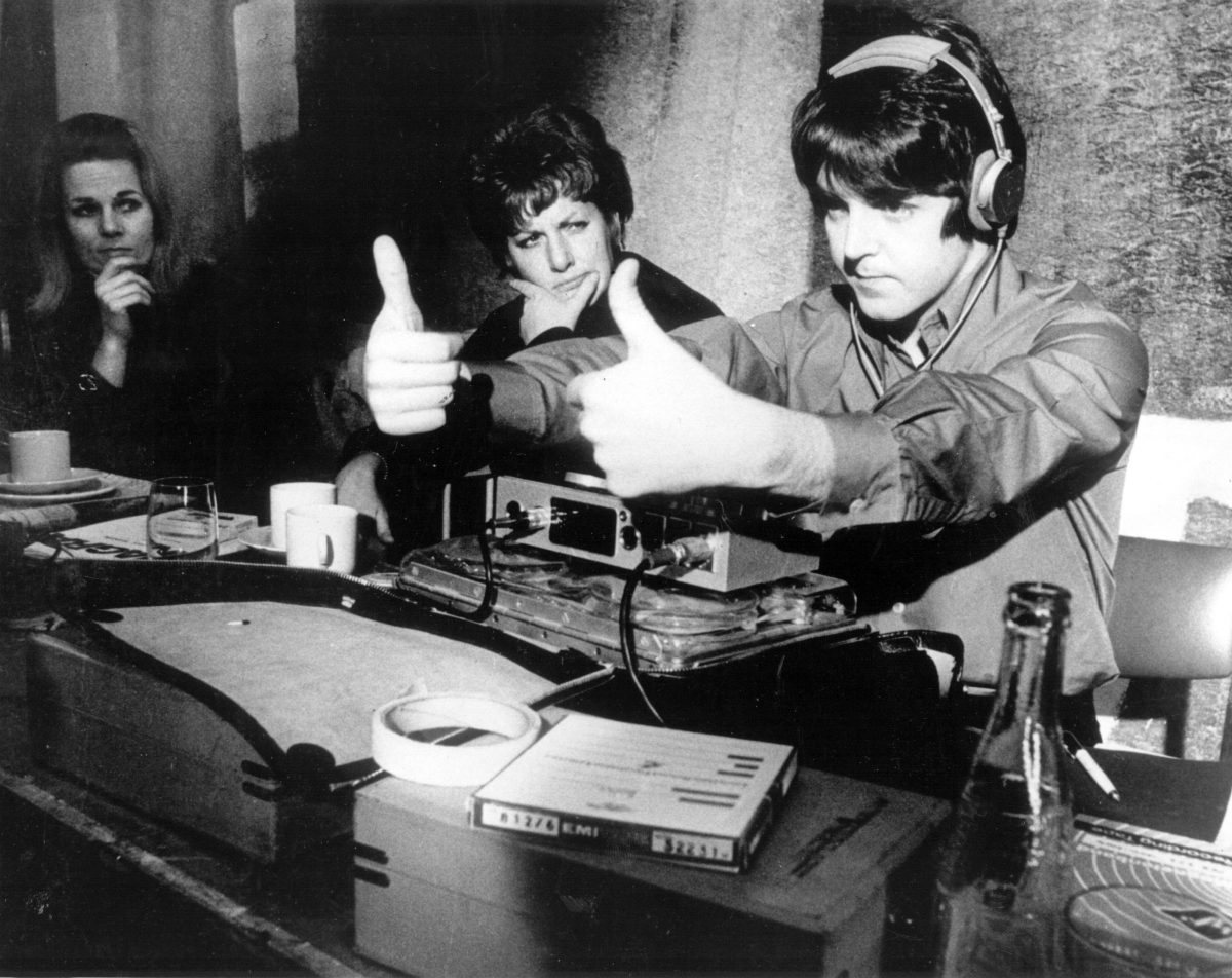 Paul McCartney portant des écouteurs pendant la production de