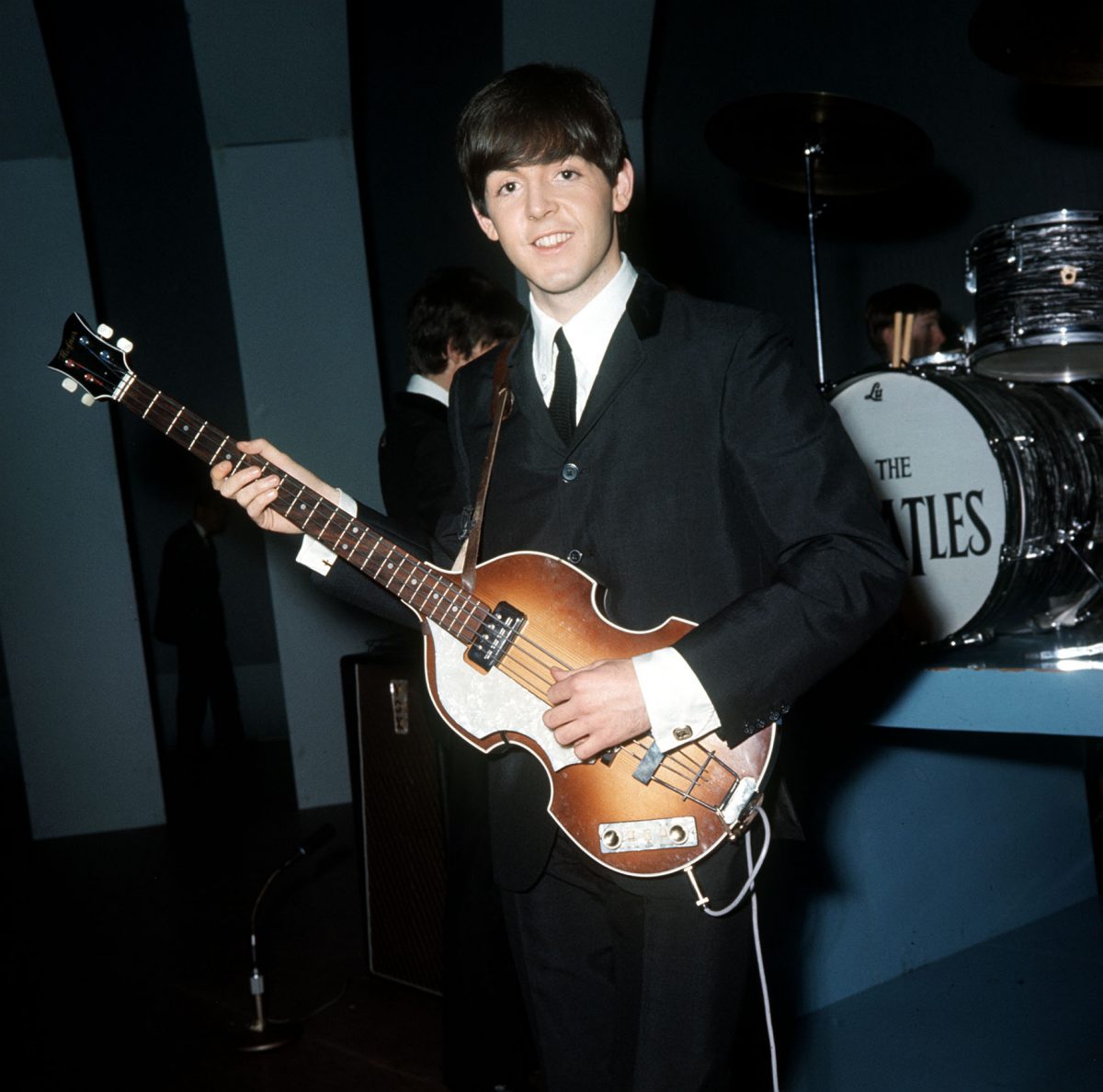 Paul McCartney tenant une guitare pendant les Beatles "Huit jours par semaine" ère