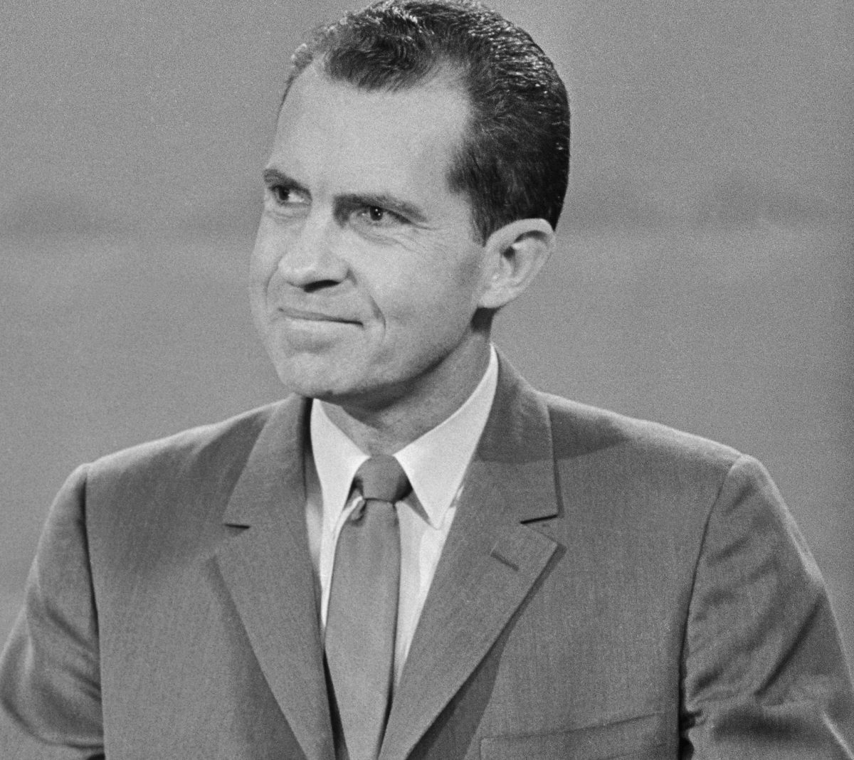 Le président Richard Nixon portant un costume et une cravate