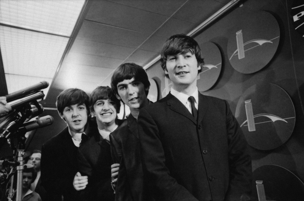 Une photo en noir et blanc des Beatles en 1964