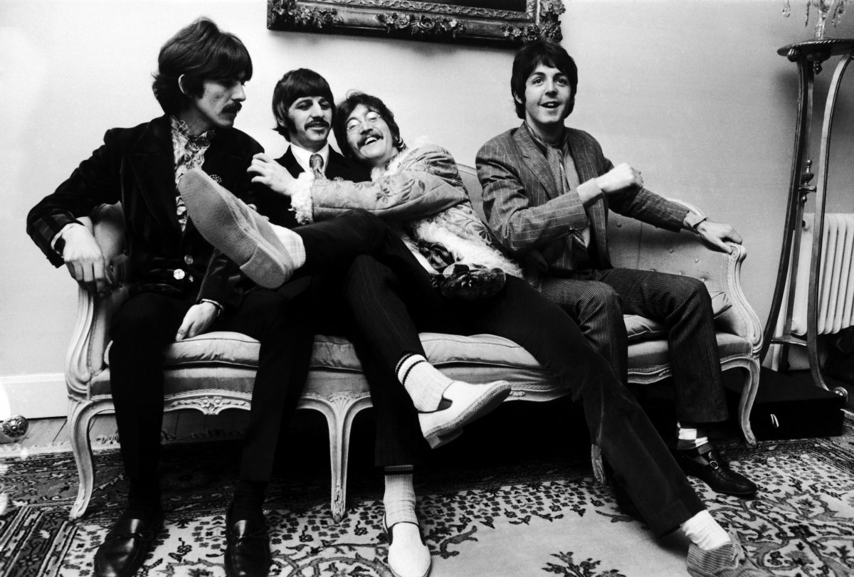 George Harrison, Ringo Starr, John Lennon et Paul McCartney des Beatles sur un canapé