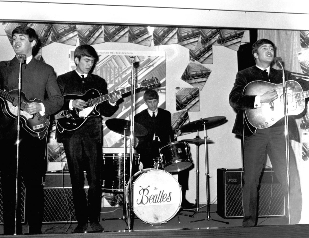 Paul McCartney, George Harrison, Ringo Starr et John Lennon des Beatles jouant des chansons sur scène