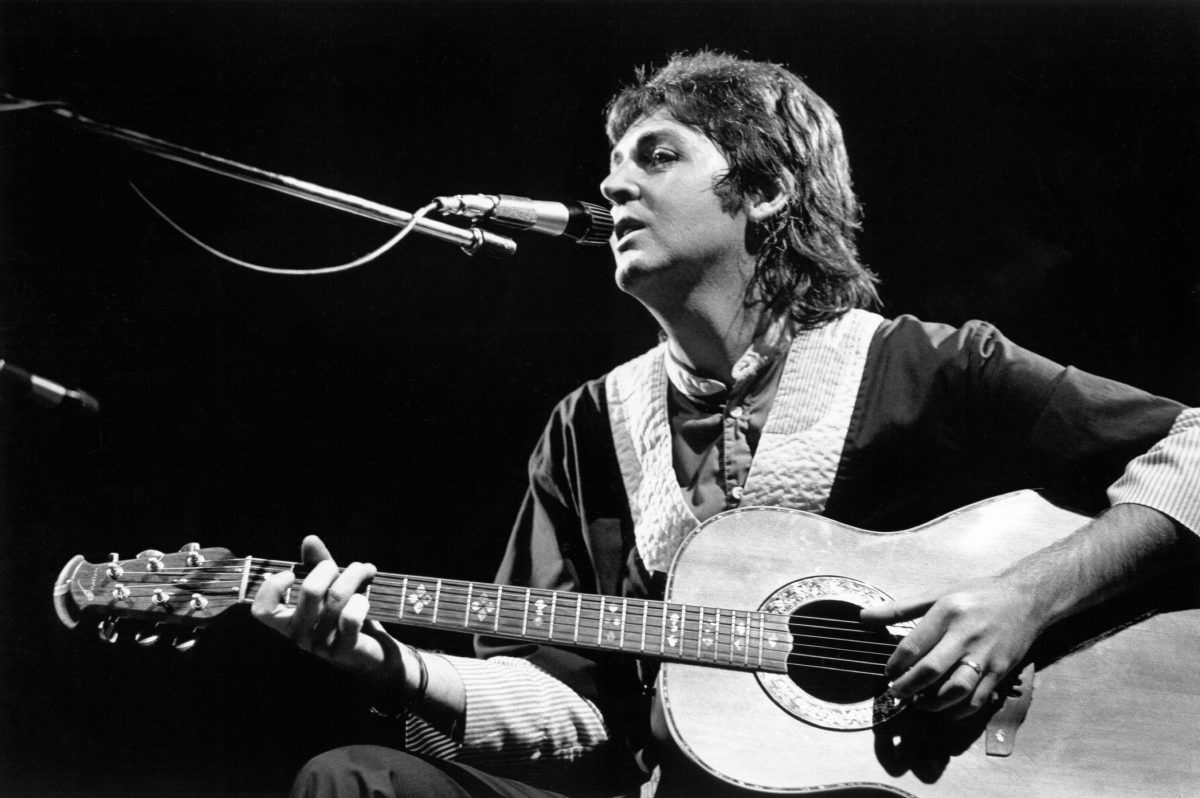Paul McCartney des Beatles jouant des chansons sur sa guitare