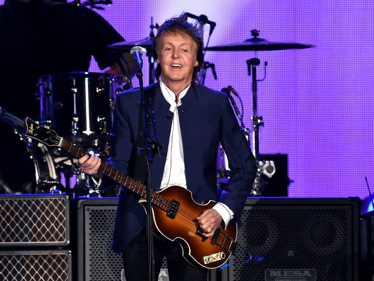 Paul McCartney jouant des chansons sur une guitare