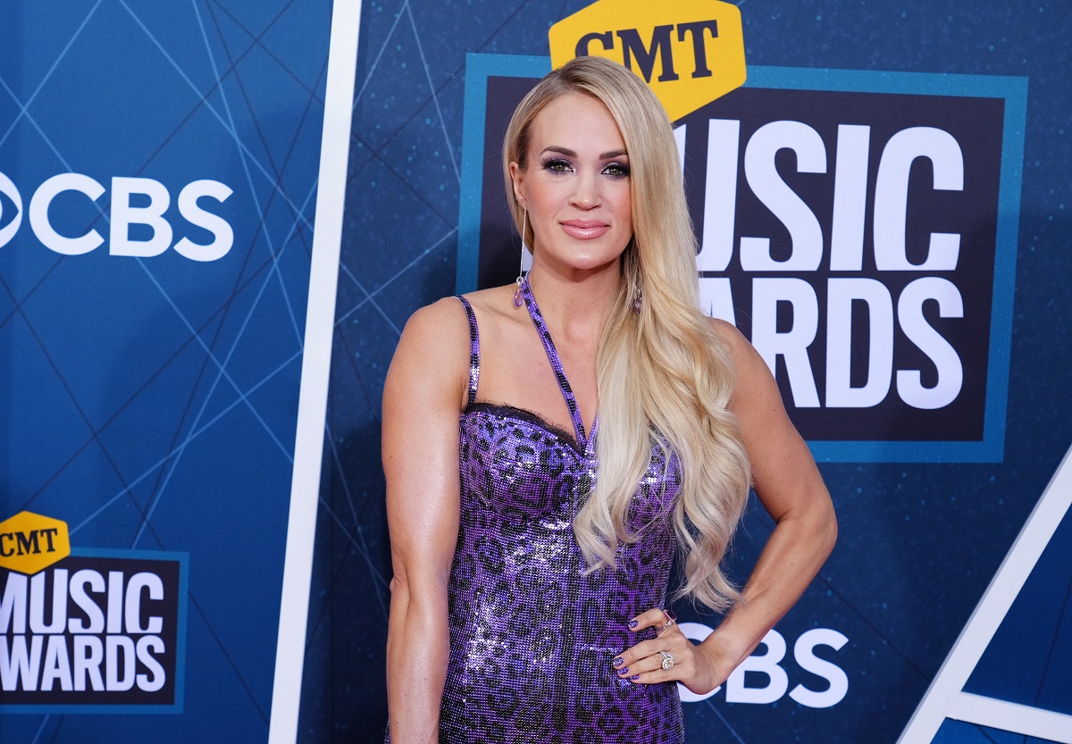 Carrie Underwood, qui a peur des tortues, pose sur le tapis rouge avec sa main sur sa hanche aux CMT Music Awards 2022