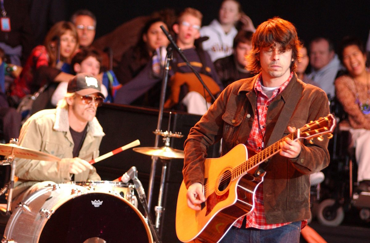 Taylor Hawkins et Dave Grohl lors de la 16e prestation annuelle de pont de Neil Young en 2002.