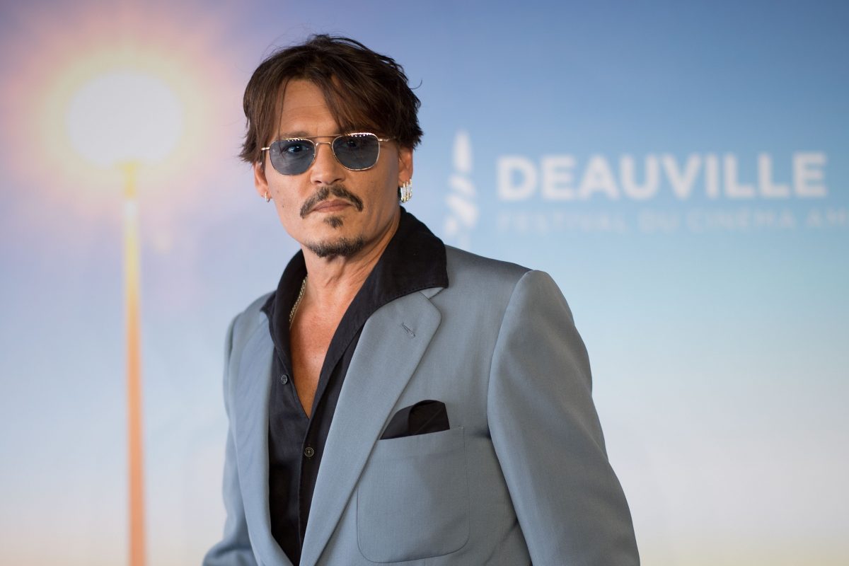 Johnny Depp pose en costume.