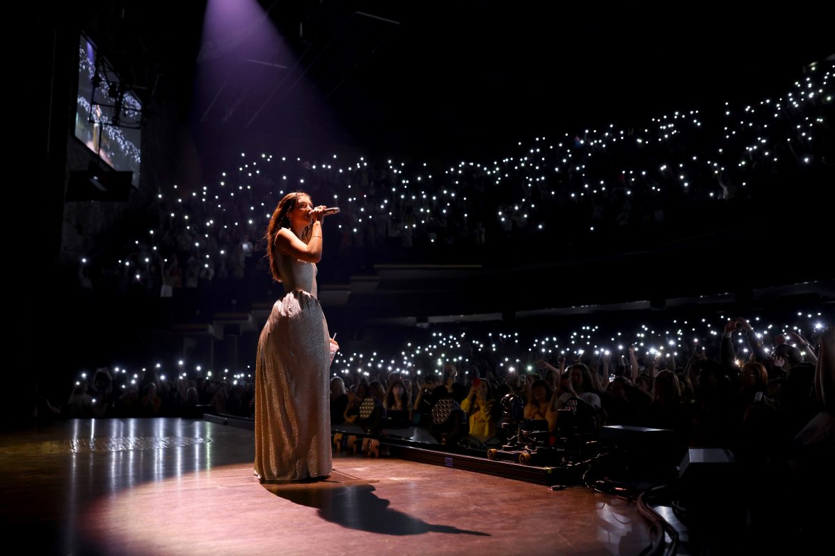 Lorde se produit lors de la soirée d'ouverture de son 