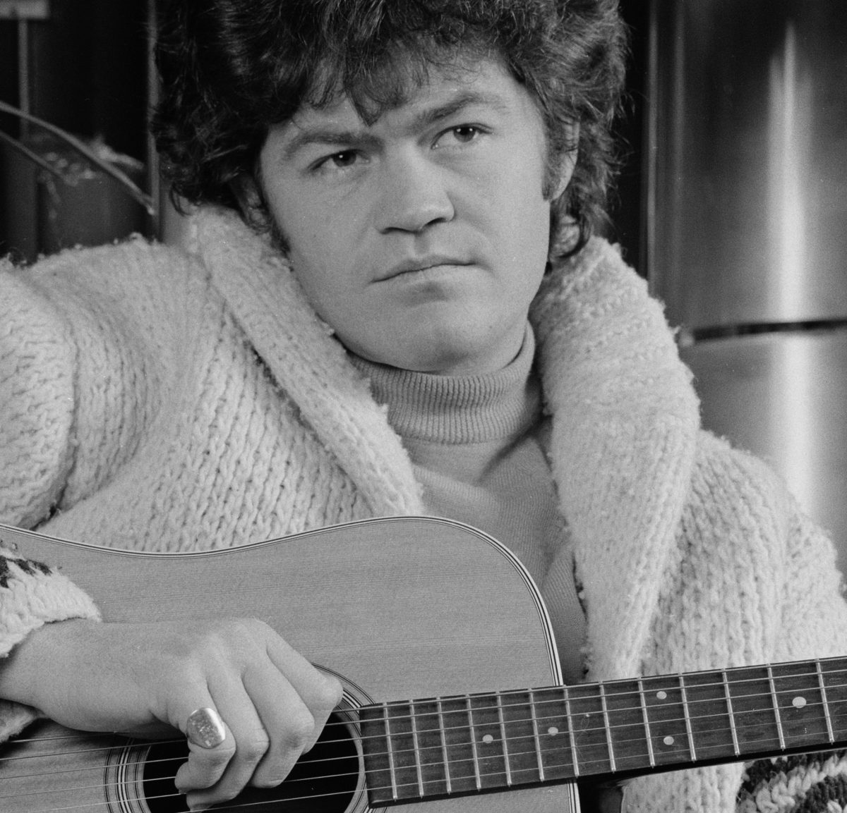 Micky Dolenz des Monkees avec une guitare