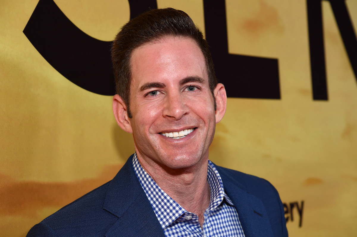 Tarek El Moussa sourit et pose lors d'un événement.