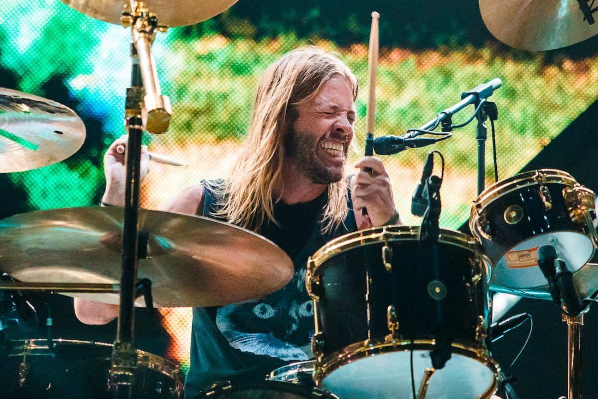 Taylor Hawkins en concert avec les Foo Fighters à l'Allianz Parque au Brésil, 2018.