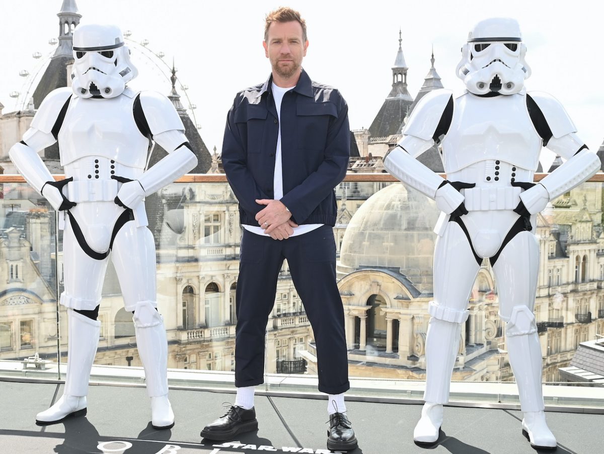Ewan McGregor pose avec des stormtroopers alors qu'il assiste à un événement de presse 