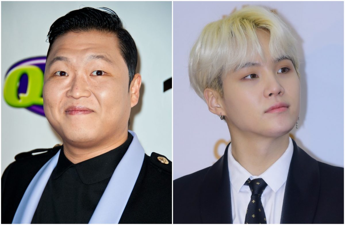 Psy regarde la caméra.  Suga aux cheveux blonds et regardant à gauche de la photo