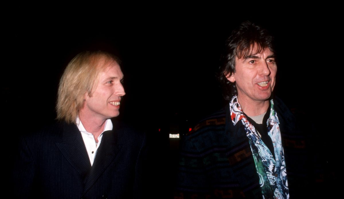 Tom Petty et George Harrison dans les coulisses des Billboard Music Awards en 1992. 