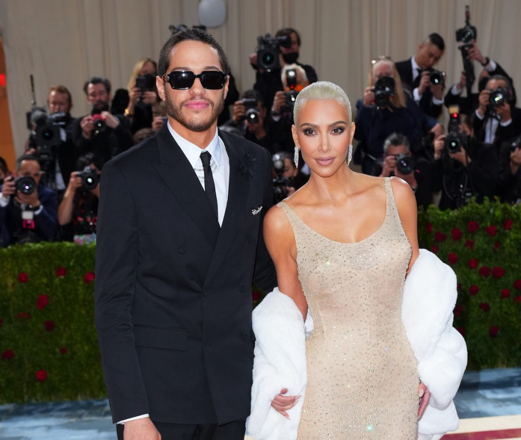 Kim Kardashian et Pete Davidson posent pour des photos au Met Gala 2022