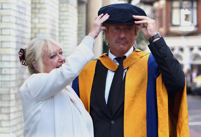 Le diffuseur Richard Madeley et sa femme Judy posent pour une photo après avoir reçu un diplôme honorifique de l'Université Anglia Ruskin de Cambridge, Cambridgeshire. Crédit : PA Images / Alamy Banque D'Images
