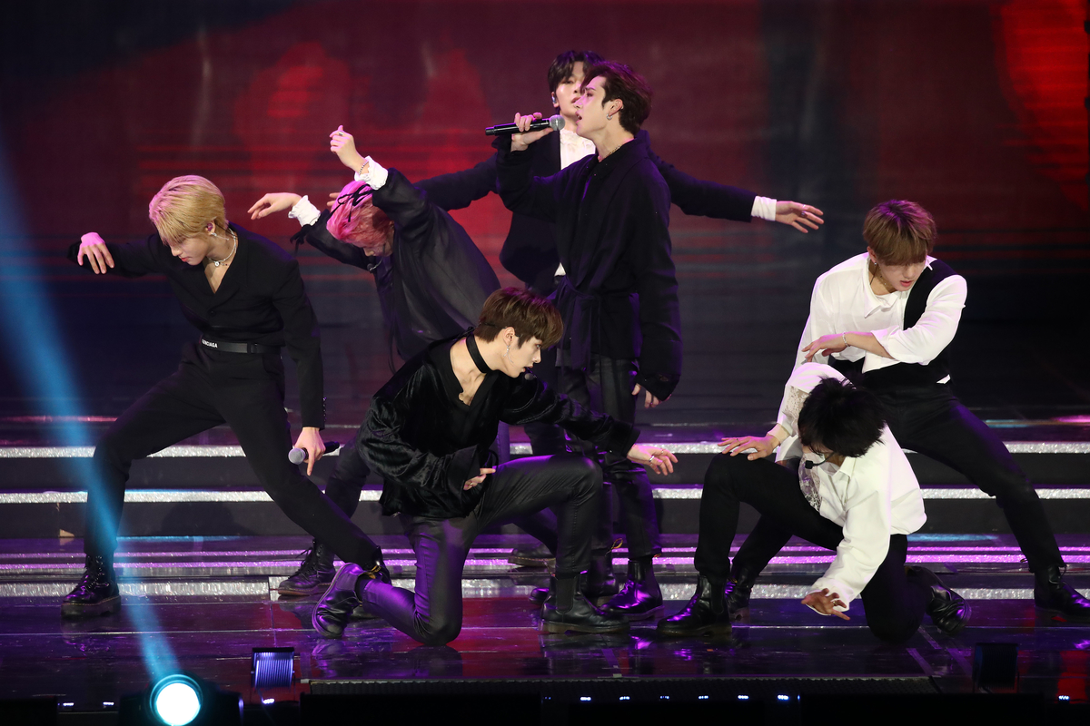 Les Stray Kids vêtus de noir et blanc se produisent aux Gaon Chart K-pop Awards à Séoul, en Corée du Sud. 