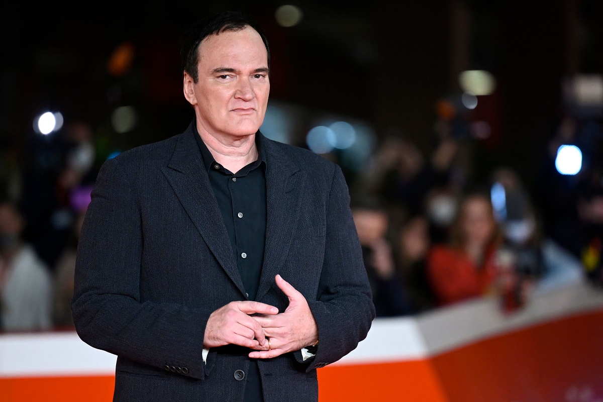 Quentin Tarantino pose en portant un costume noir.
