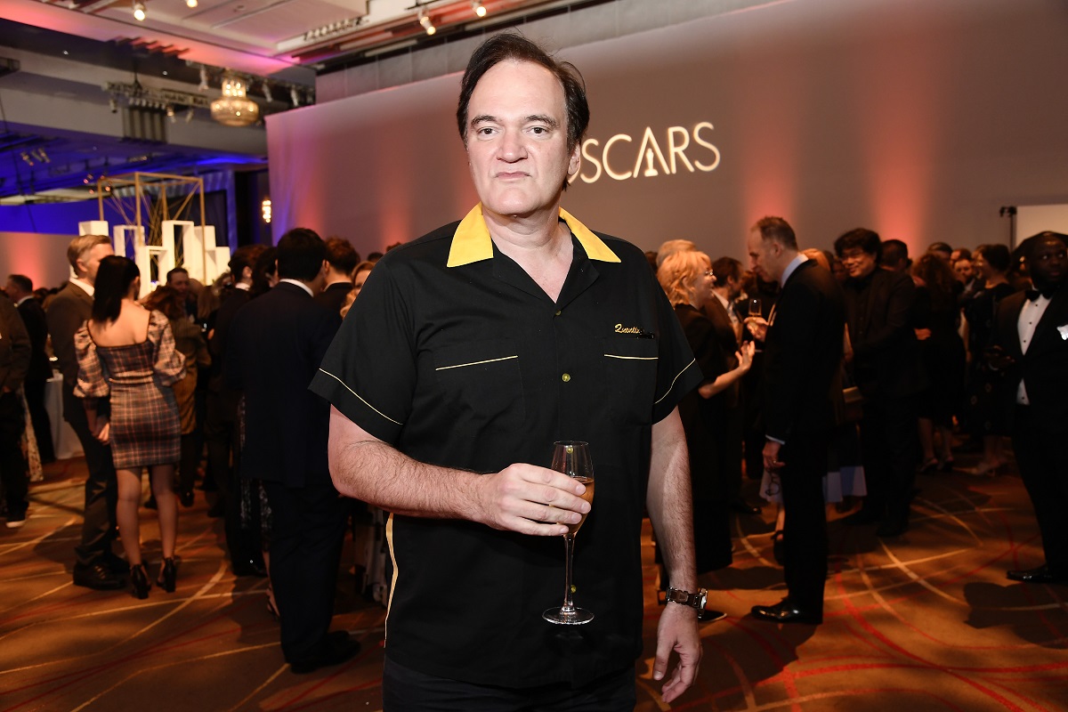 Quentin Tarantino posant en chemise noire.