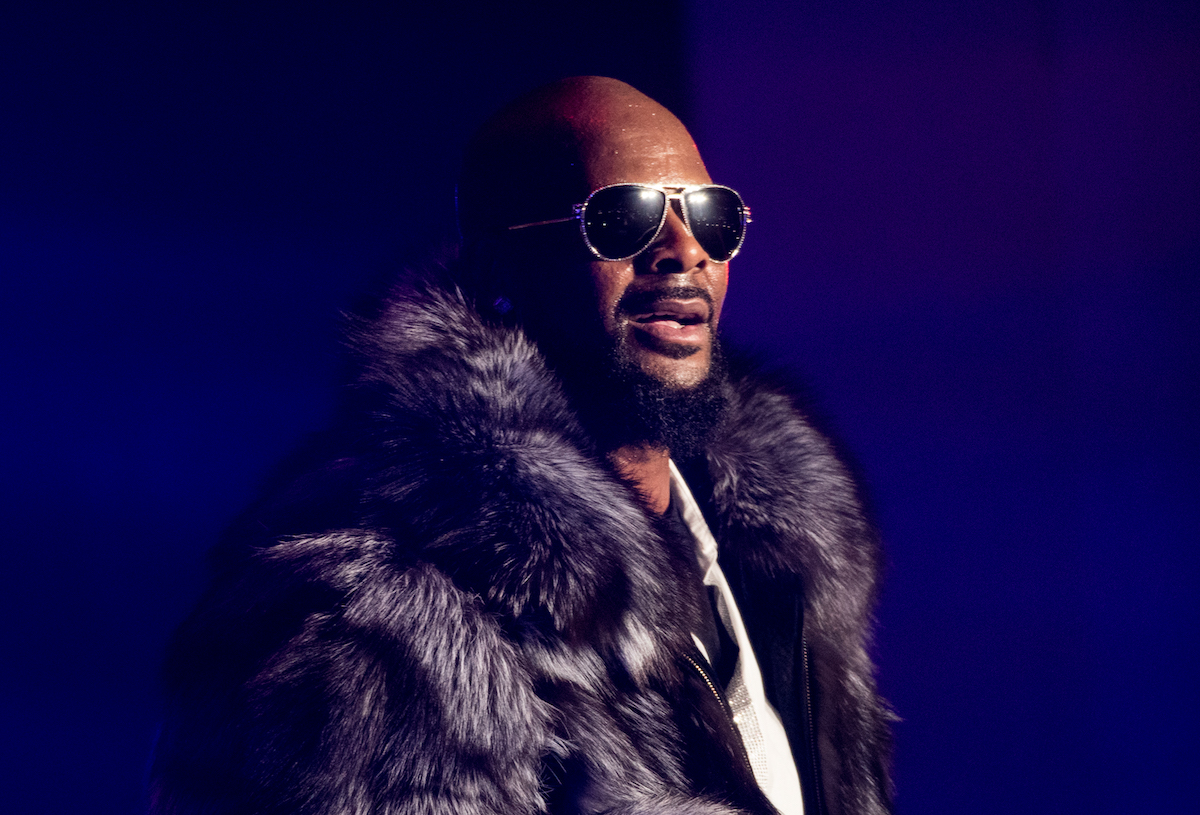 R. Kelly portant un manteau de fourrure et des lunettes de soleil