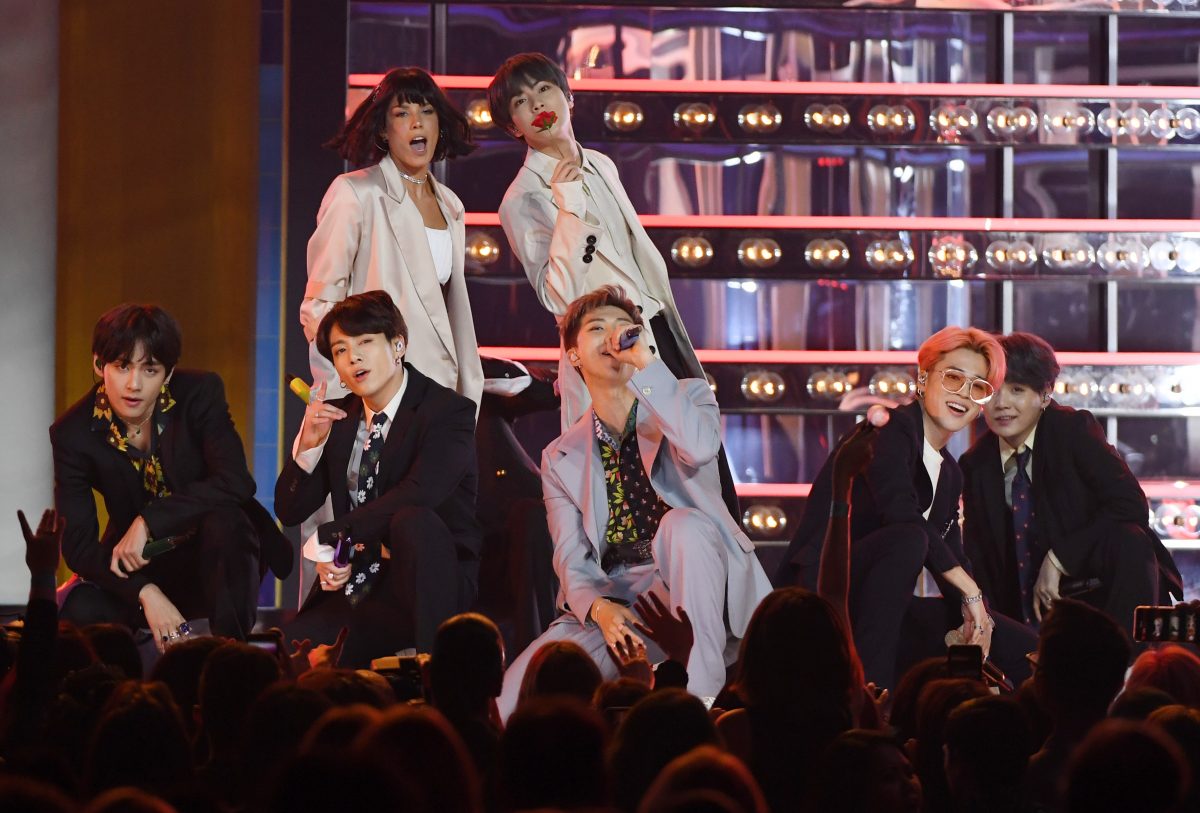Halsey et BTS se produisent lors des Billboard Music Awards 2019