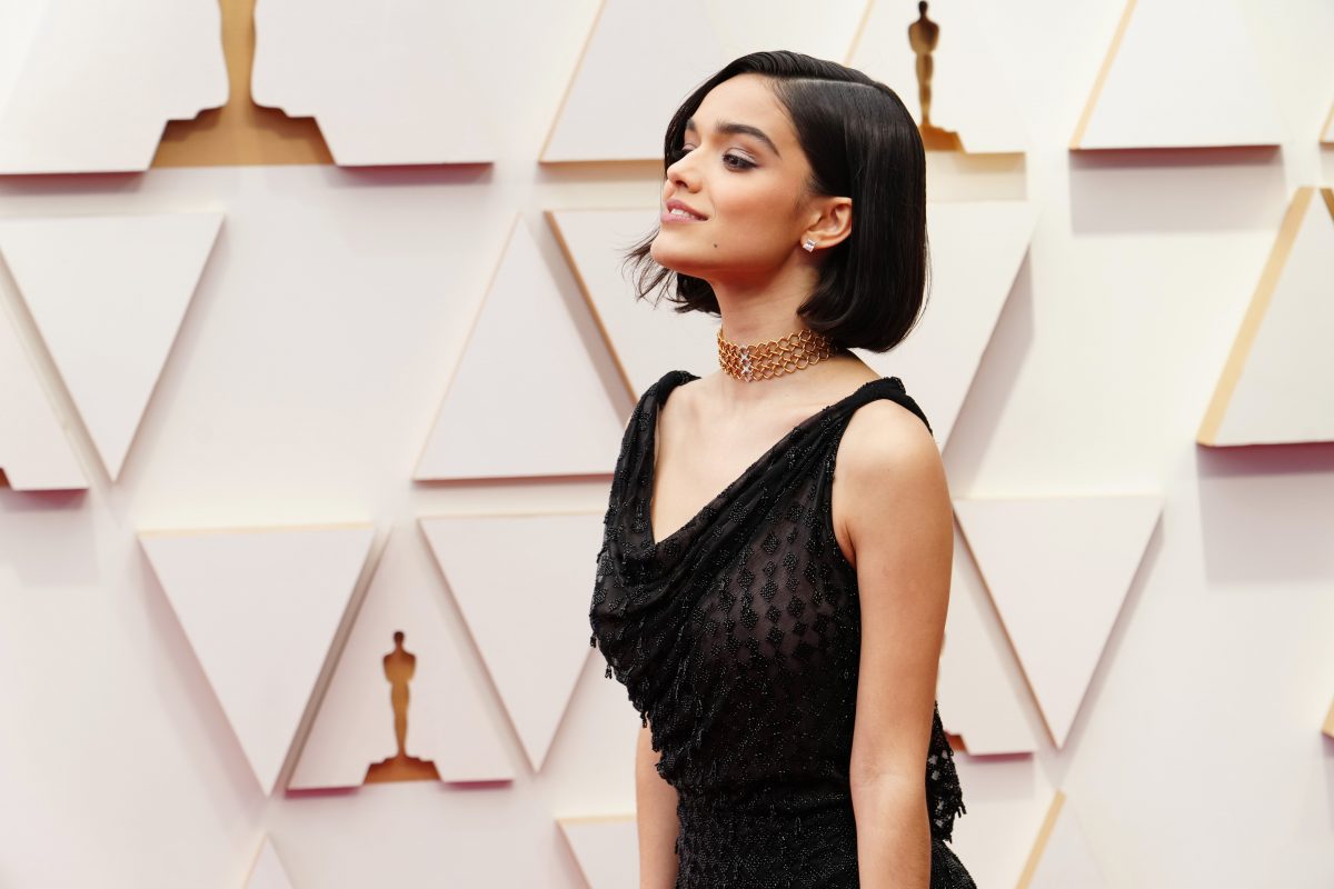 Rachel Zegler, qui joue Maria dans West Side Story et Blanche-Neige, assiste à la 94e cérémonie annuelle des Oscars