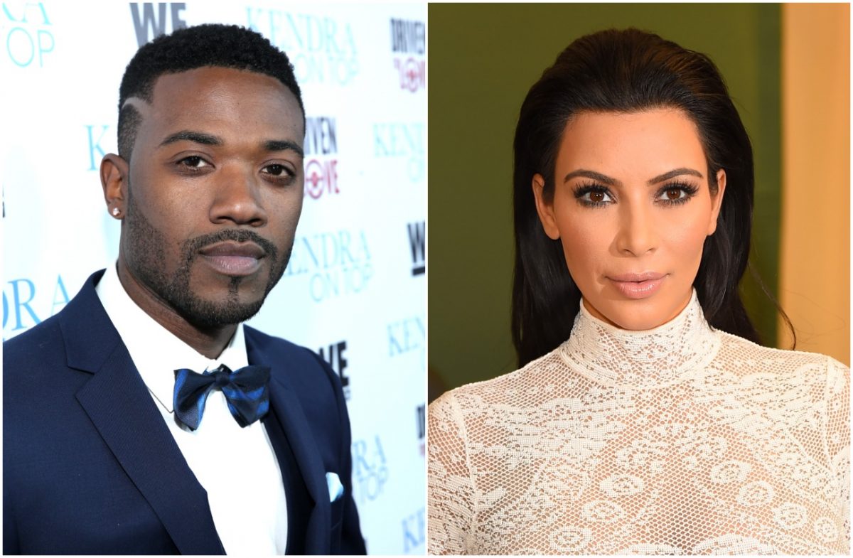 Ray J portant un smoking noir et debout devant un fond blanc. Kim Kardashian portant une tenue à col roulé blanc et debout devant un fond vert foncé