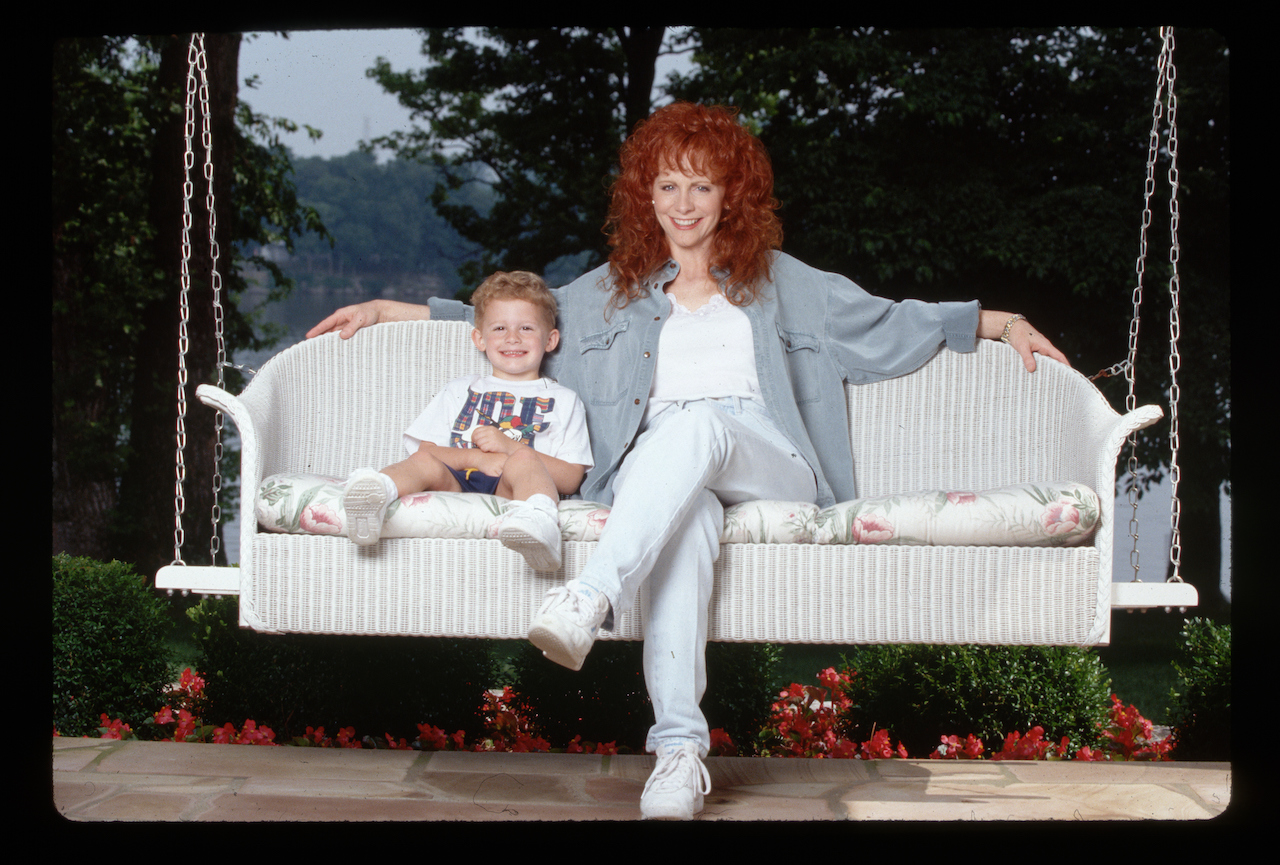 Reba McEntire prend le plaisir de s'asseoir avec son jeune fils Shelby sur une balançoire