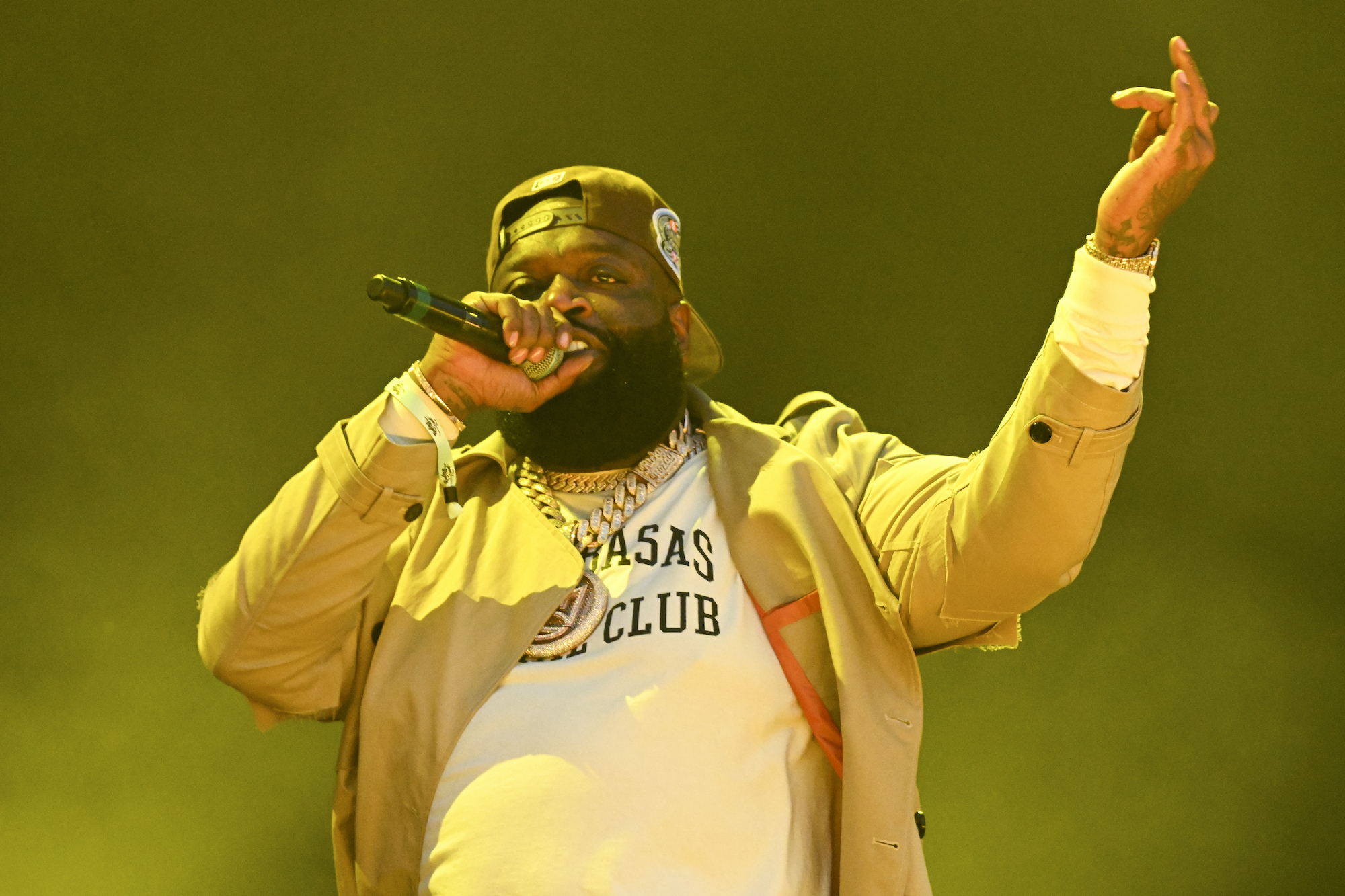 Rick Ross portant un chapeau