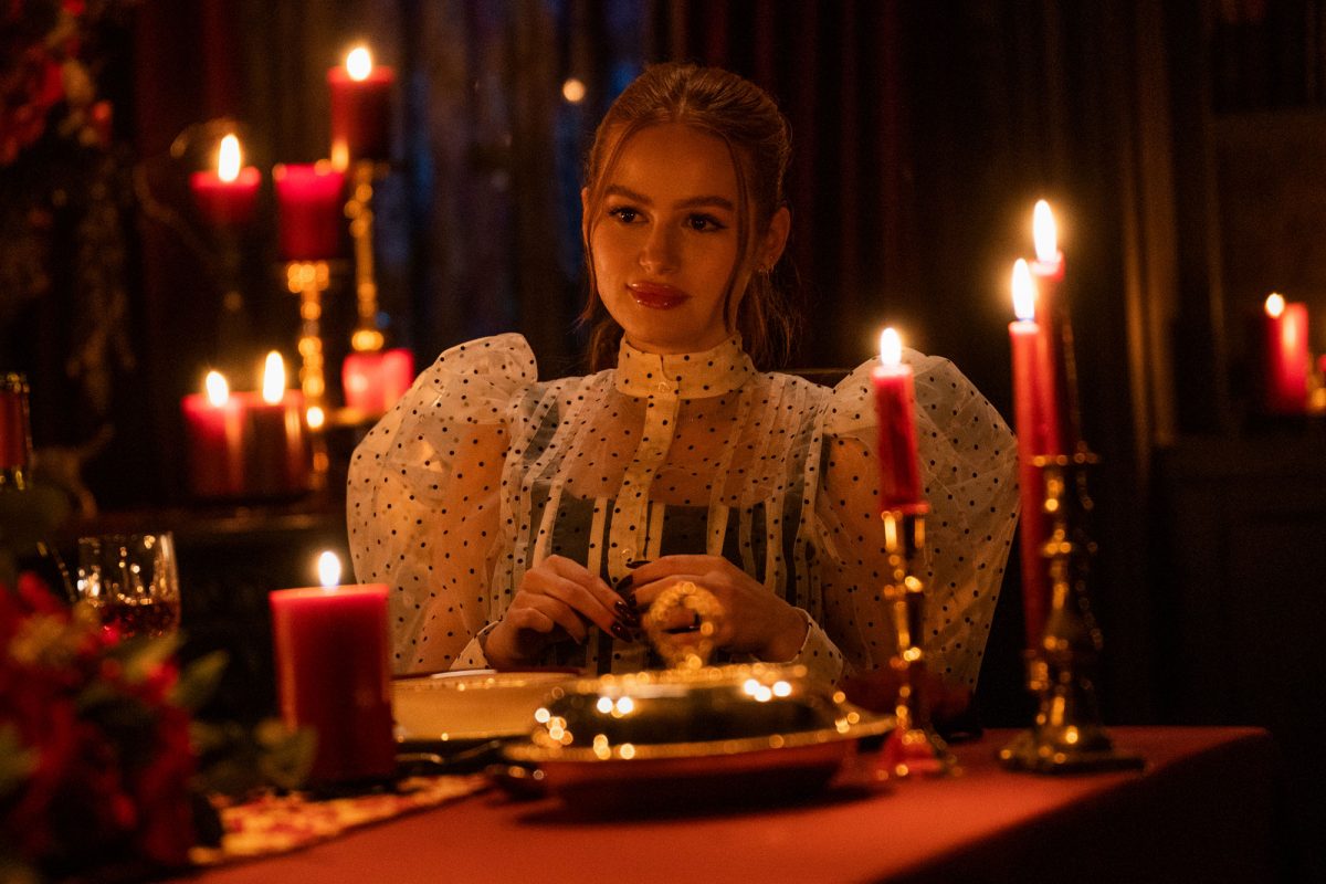 Madelaine Petsch dans le rôle de Cheryl Blossom, exécutant un rituel dans la saison 6 de Riverdale.