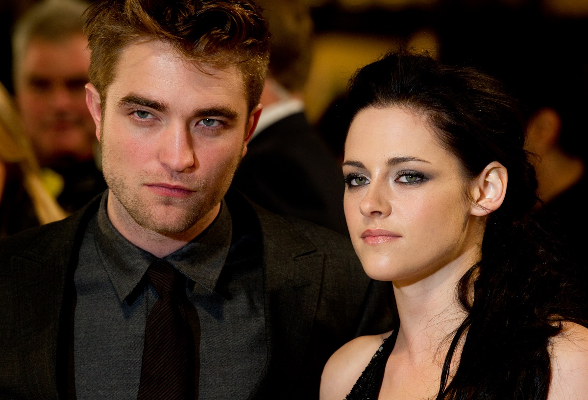 Robert Pattinson posant aux côtés de Kristen Stewart.