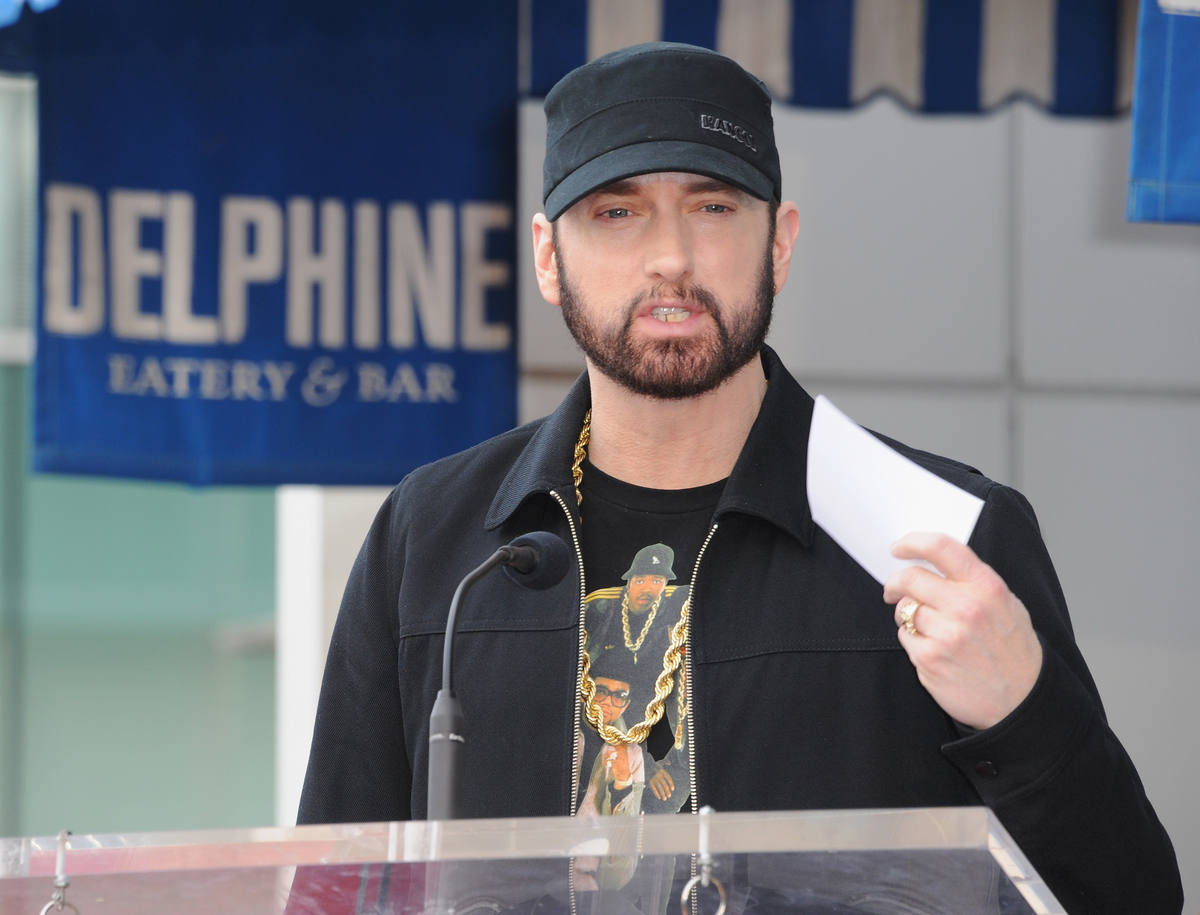 Eminem, intronisé au Rock & Roll Hall of Fame, porte un chapeau noir lors d'un discours lors d'un événement à Hollywood, en Californie.