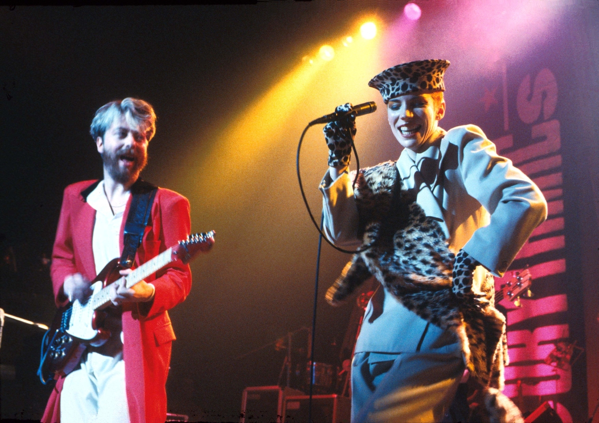 Eurythmics, qui fait partie de la classe Rock & Roll Hall of Fame de 2022, se produit sur scène dans un lieu inconnu en 1980.