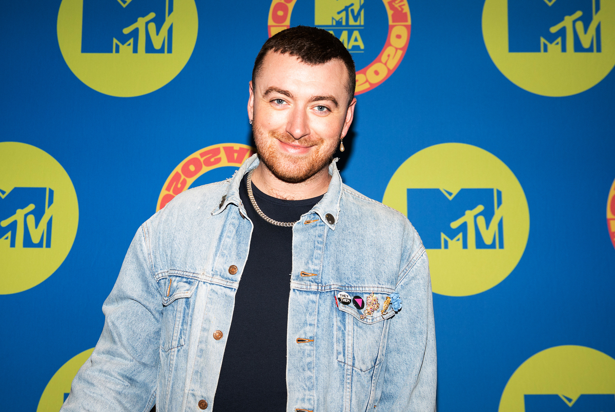 Sam Smith pose sur le tapis rouge des MTV EMA à Londres, en Angleterre.