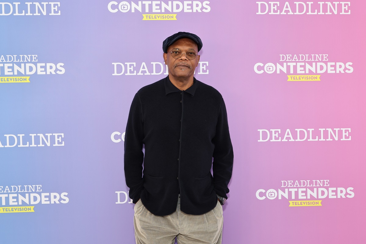Samuel L Jackson posant avec un chapeau marron et des lunettes.