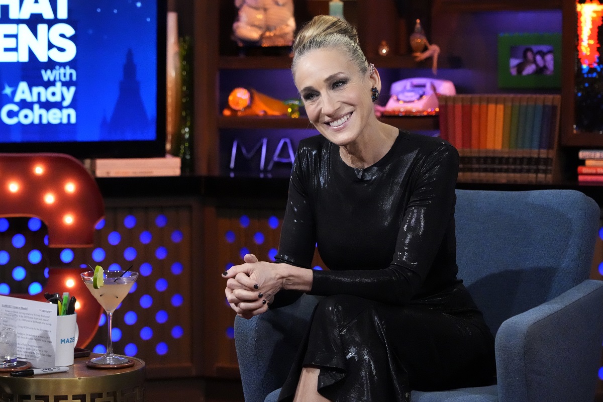 Sarah Jessica Parker souriante en portant une robe noire.