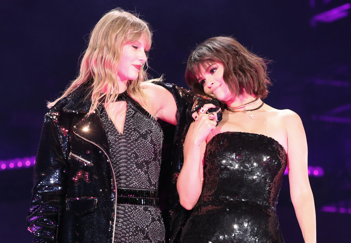 les meilleurs amis Taylor Swift et Selena Gomez se font un câlin lors de la tournée du stade Reputation