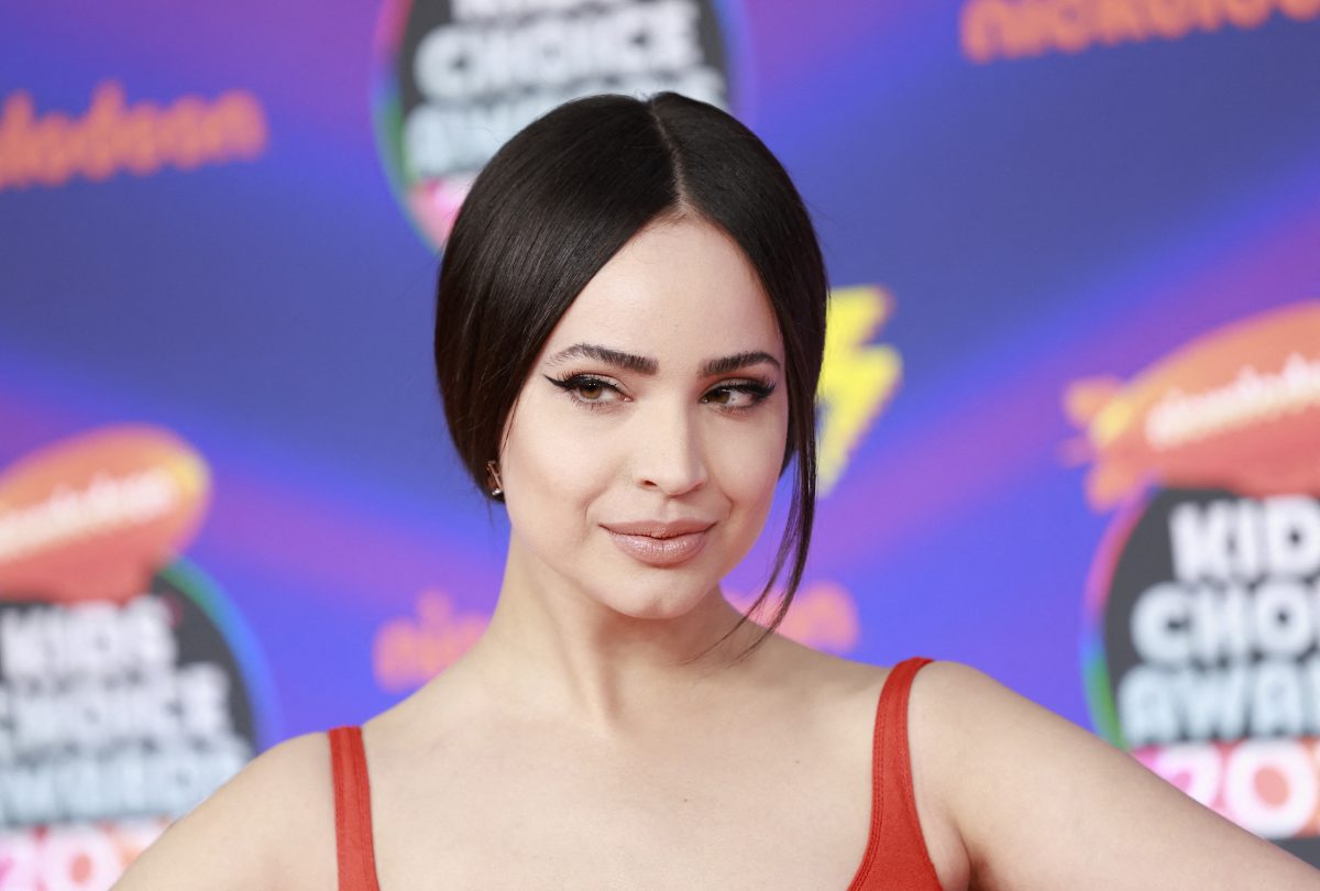 L'actrice américaine Sofia Carson assiste aux Nickelodeon Kids' Choice Awards 2022