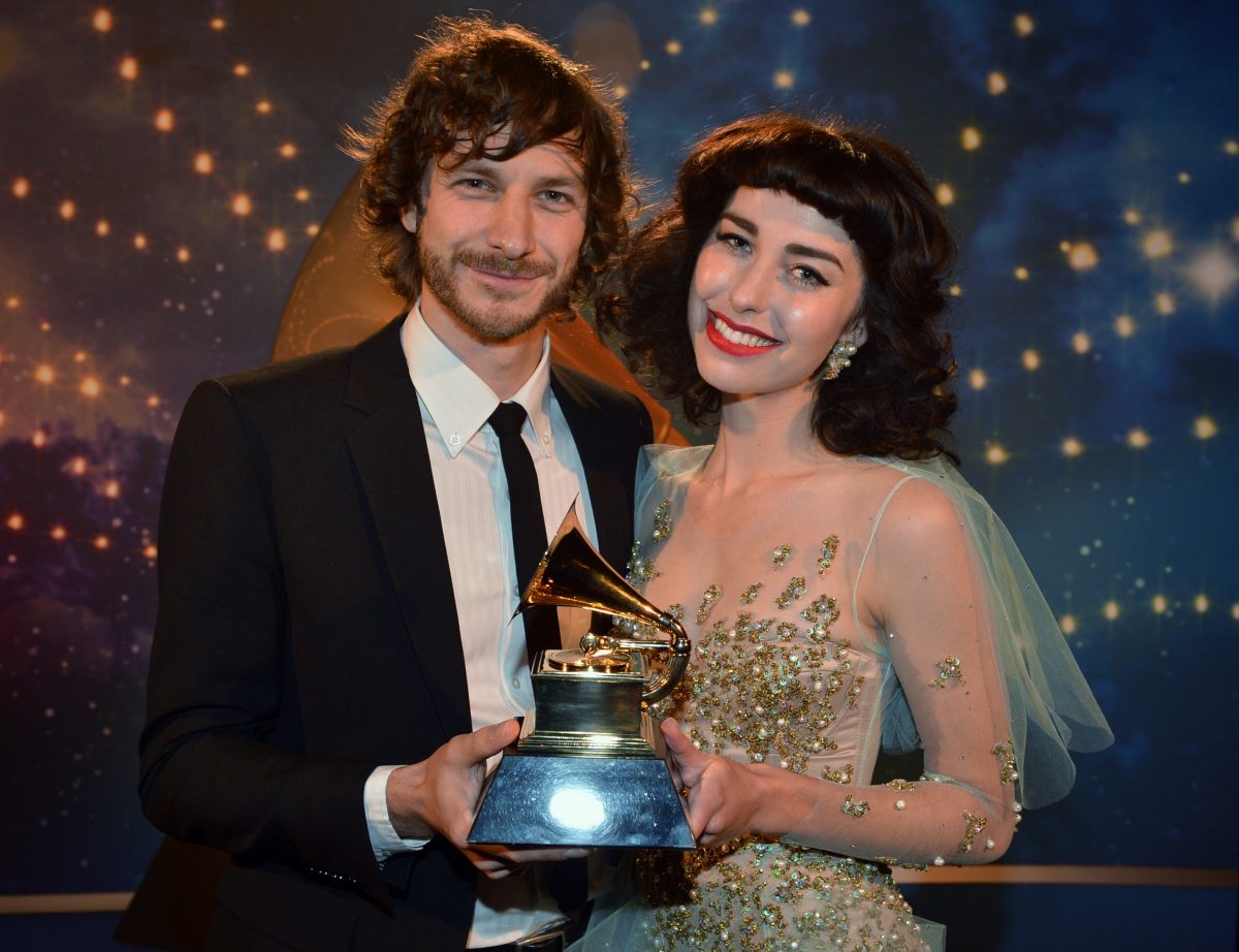 Gotye et Kimbra de la renommée de "Somebody That I Used to Know" debout l