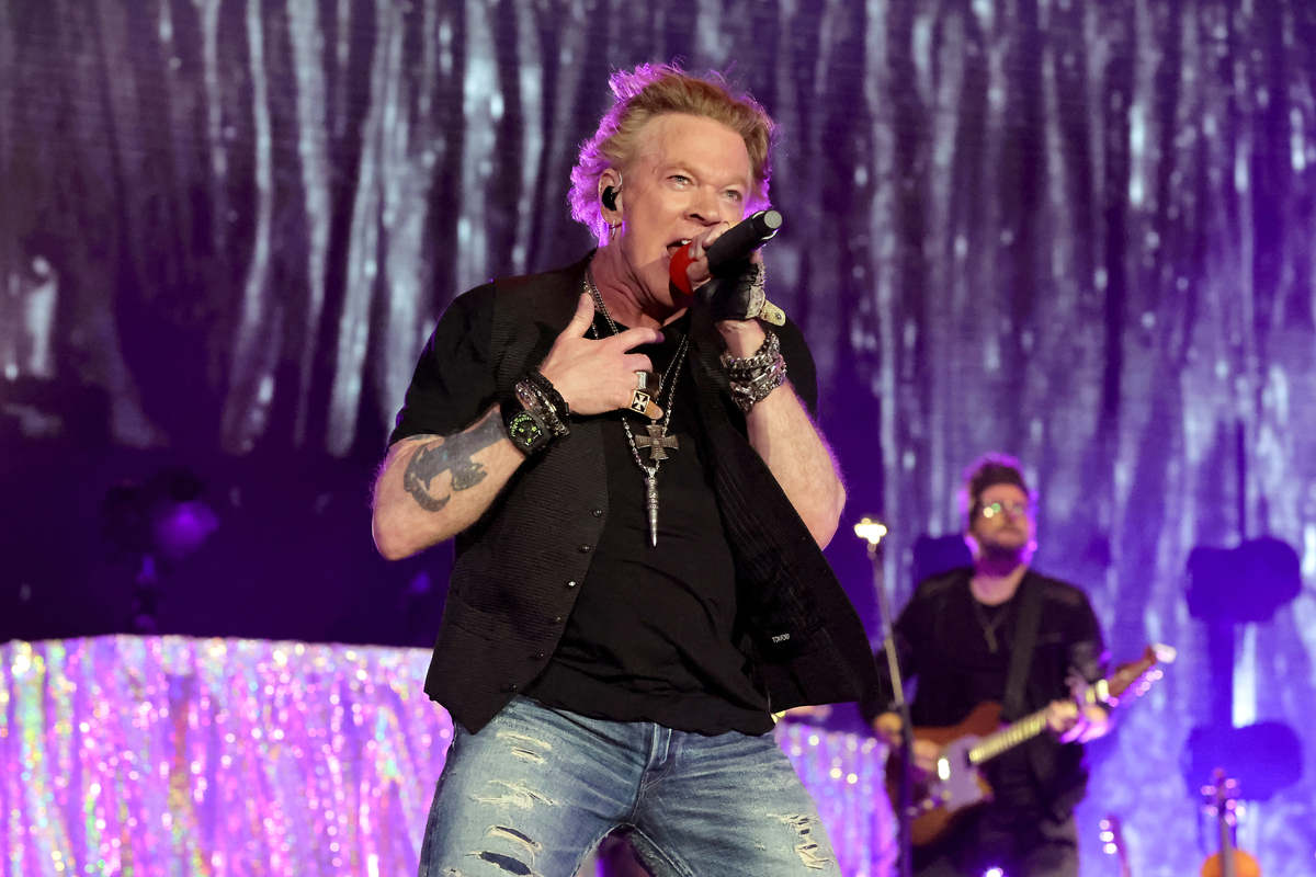 Vêtu d'une chemise et d'un gilet noirs, Axl Rose se produit sur scène au Stagecoach Festival à Indio, en Californie.