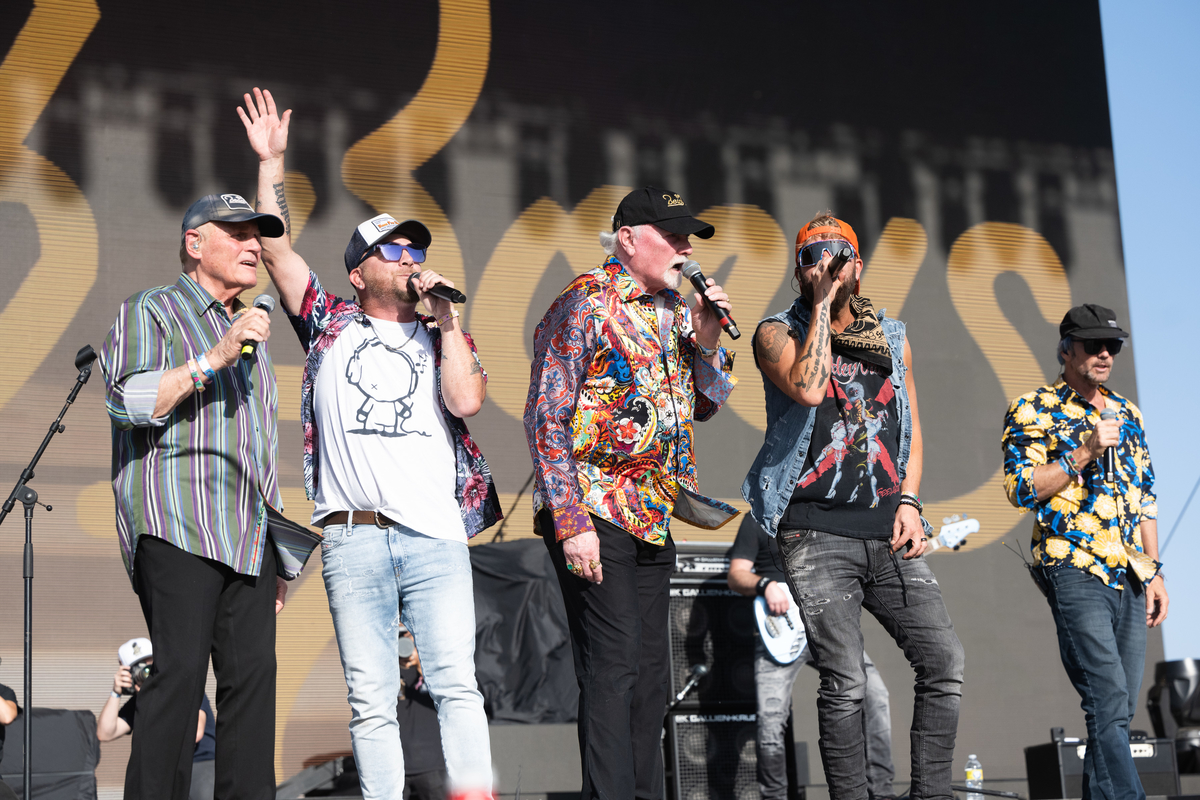 Les chanteurs des Beach Boys Mike Love et Bruce Johnston rejoignent LoCash sur scène au Stagecoach Festival à Indio, en Californie.