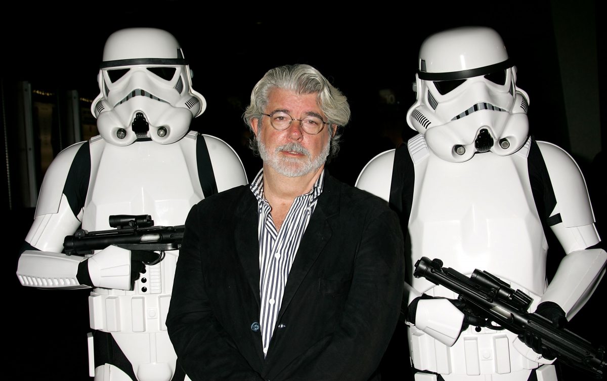 George Lucas apparaît avec des personnages de stormtrooper lors de la célébration du 40e anniversaire de l'AFI de Star Wars Episode IV: Un nouvel espoir